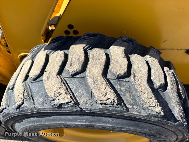 image for item LT9110 2004 John Deere 240 Series II  skid steer loader