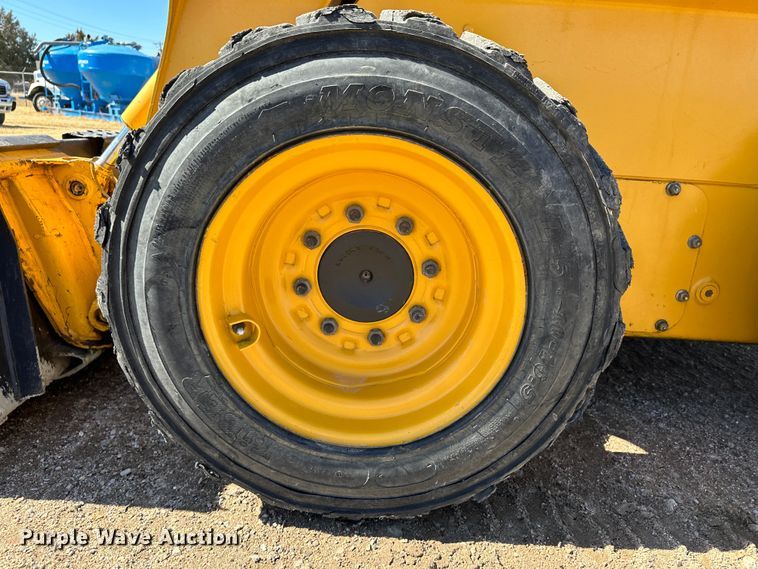 image for item LT9110 2004 John Deere 240 Series II  skid steer loader