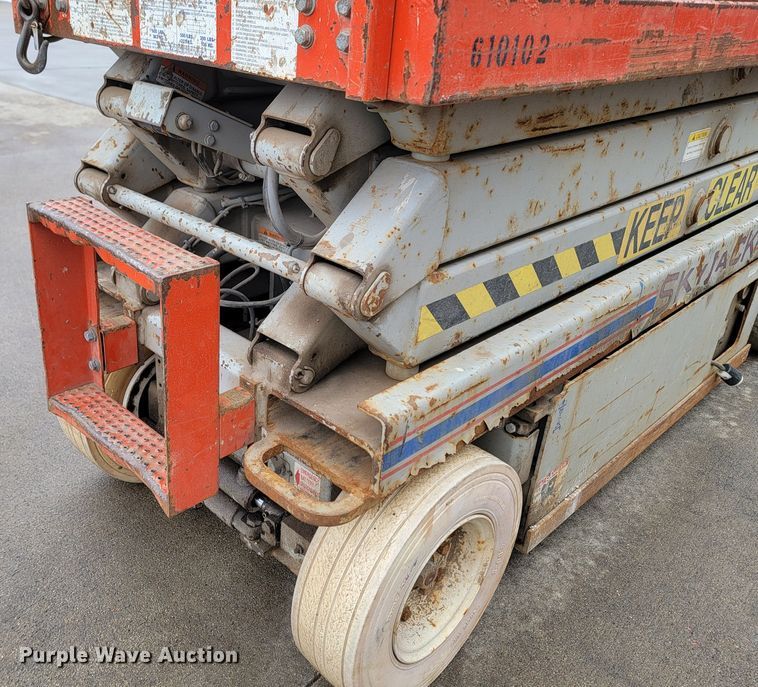 image for item LV9326 1999 Sky Jack SJIII 3220  scissor lift