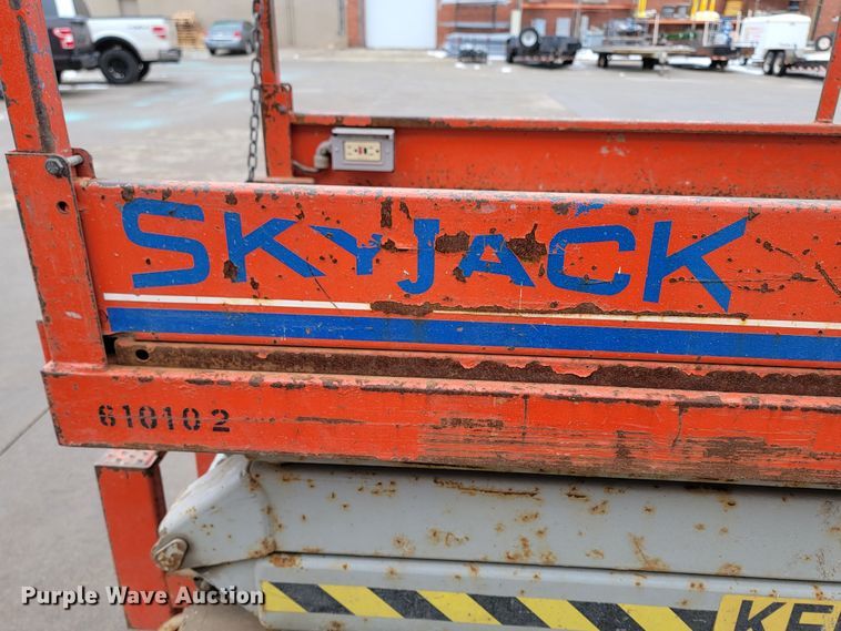 image for item LV9326 1999 Sky Jack SJIII 3220  scissor lift