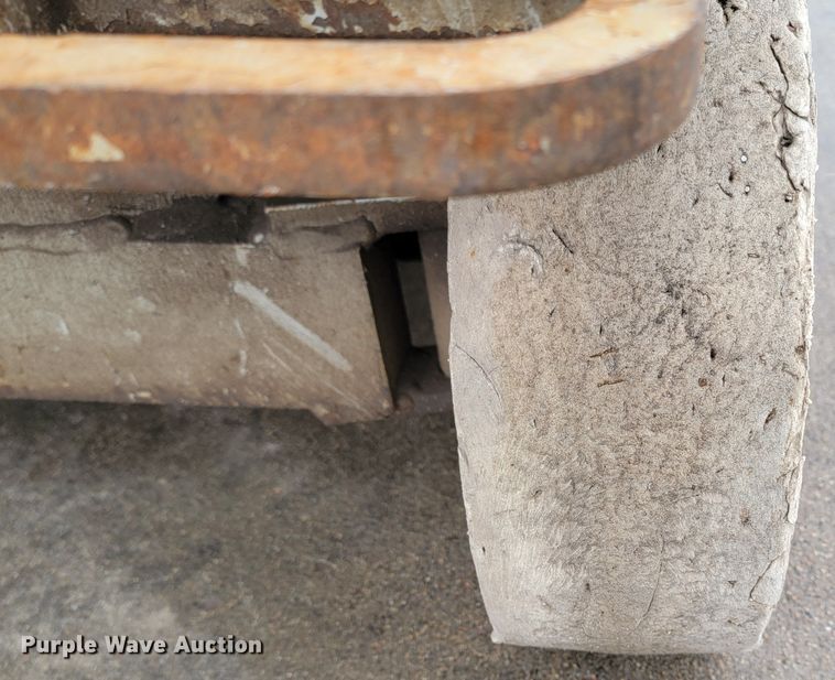 image for item LV9326 1999 Sky Jack SJIII 3220  scissor lift