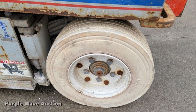 image for item LV9326 1999 Sky Jack SJIII 3220  scissor lift