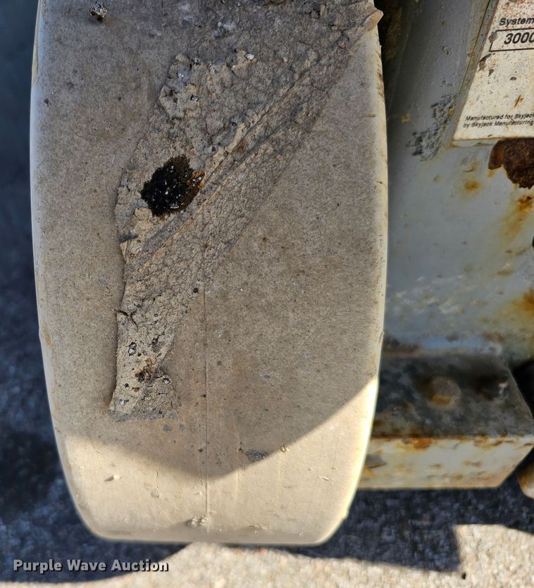 image for item MC9618 2006 Skyjack SJIII 3219  scissor lift