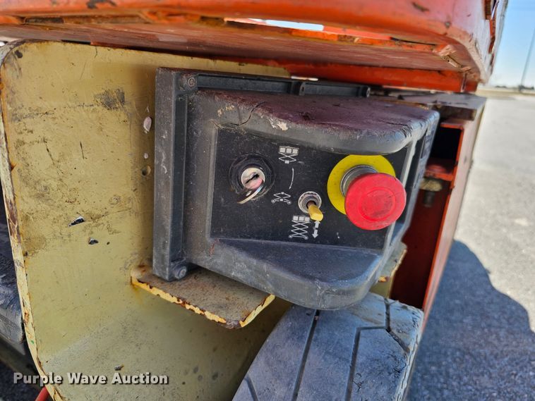 image for item MC9619 2014 JLG 1230ES  vertical lift