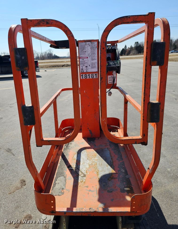 image for item MC9619 2014 JLG 1230ES  vertical lift