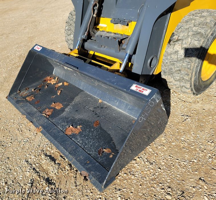image for item ME9046 2013 John Deere 326E  skid steer loader
