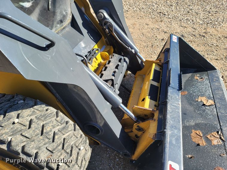 image for item ME9046 2013 John Deere 326E  skid steer loader