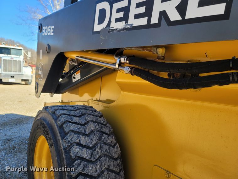 image for item ME9046 2013 John Deere 326E  skid steer loader