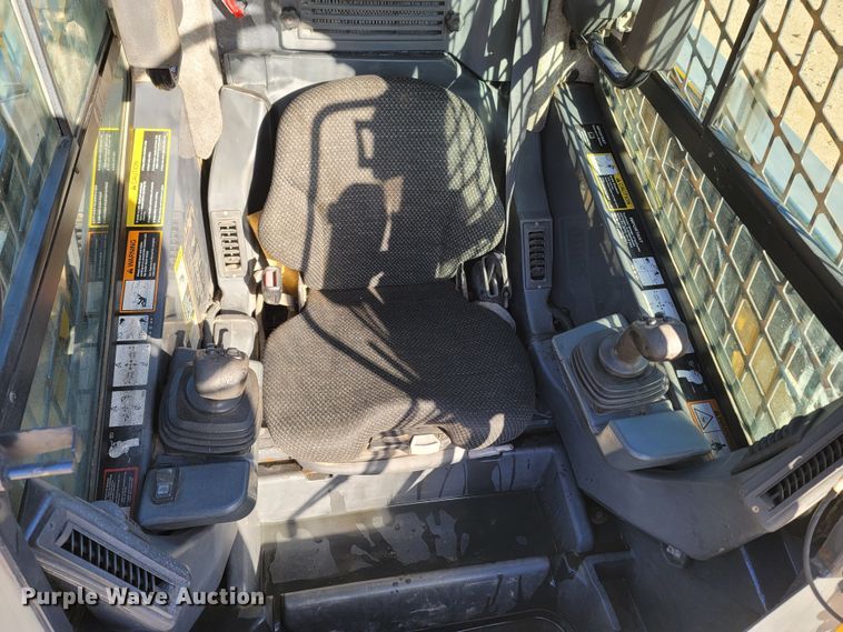 image for item ME9046 2013 John Deere 326E  skid steer loader