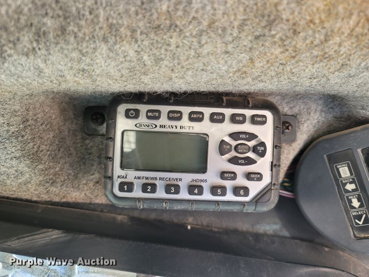 image for item ME9046 2013 John Deere 326E  skid steer loader