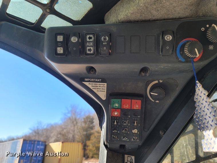 image for item ME9046 2013 John Deere 326E  skid steer loader