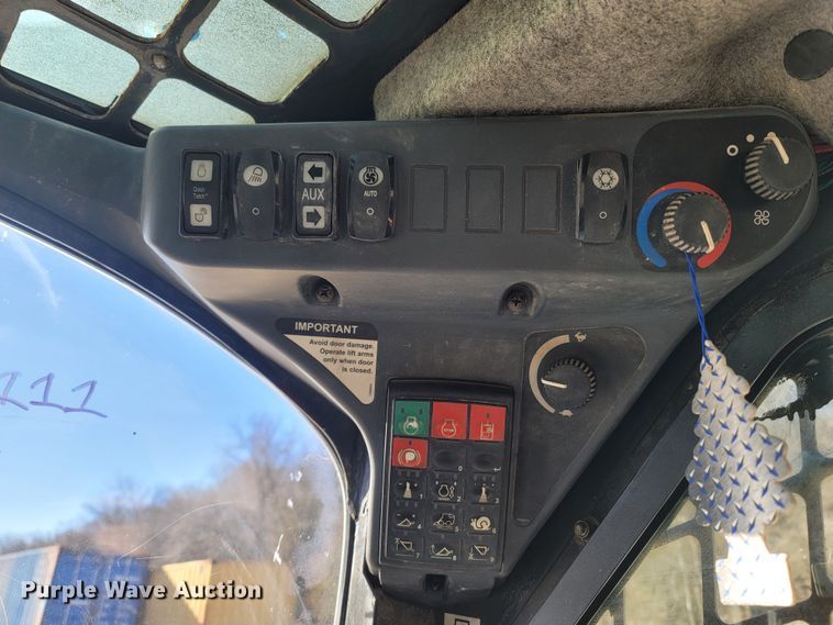 image for item ME9046 2013 John Deere 326E  skid steer loader