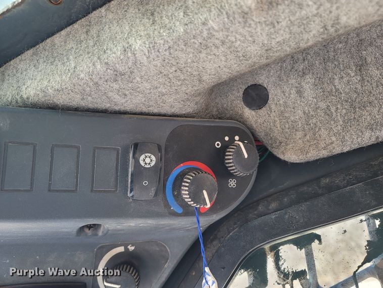 image for item ME9046 2013 John Deere 326E  skid steer loader