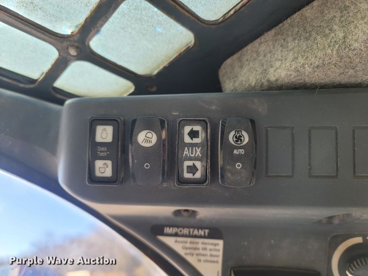 image for item ME9046 2013 John Deere 326E  skid steer loader