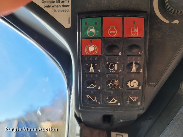 image for item ME9046 2013 John Deere 326E  skid steer loader