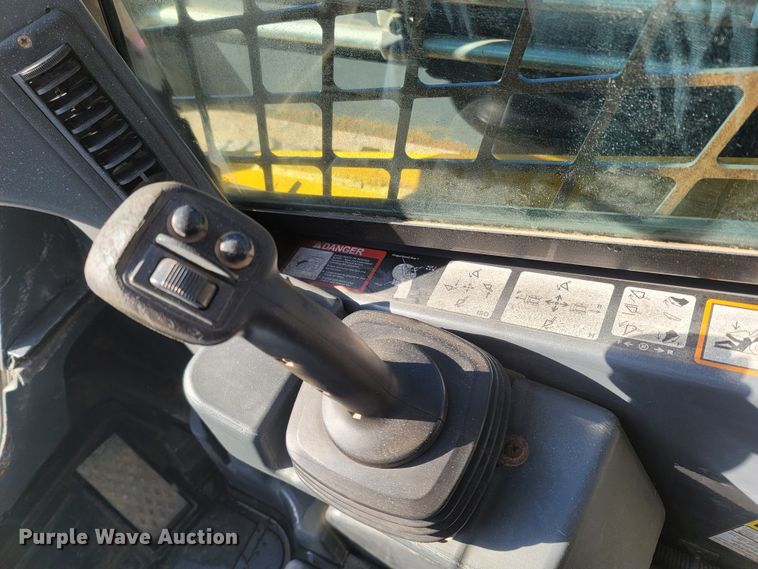 image for item ME9046 2013 John Deere 326E  skid steer loader