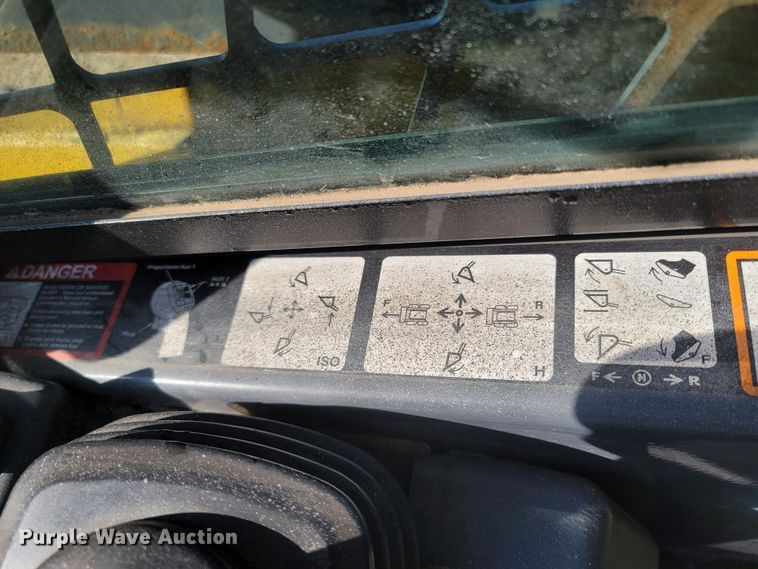 image for item ME9046 2013 John Deere 326E  skid steer loader