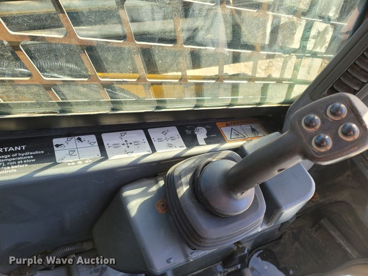 image for item ME9046 2013 John Deere 326E  skid steer loader