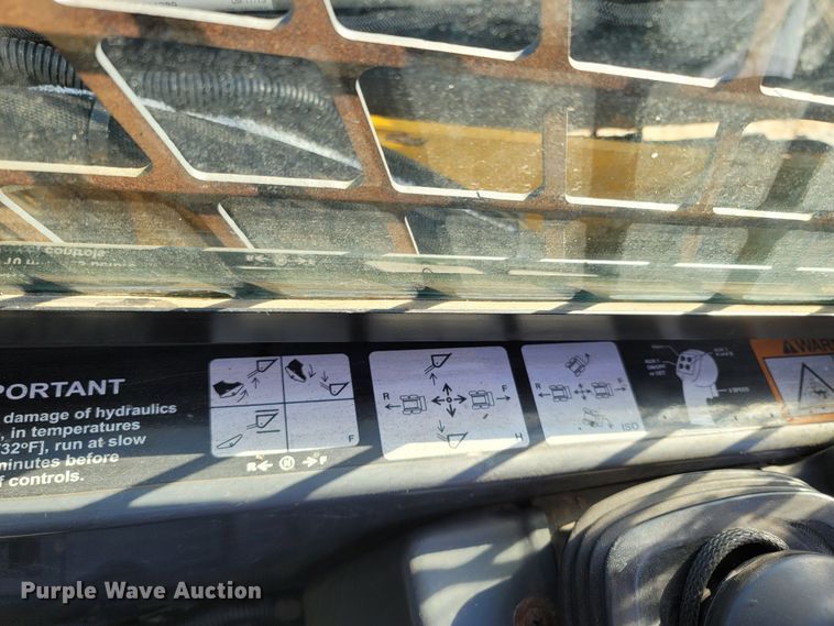 image for item ME9046 2013 John Deere 326E  skid steer loader