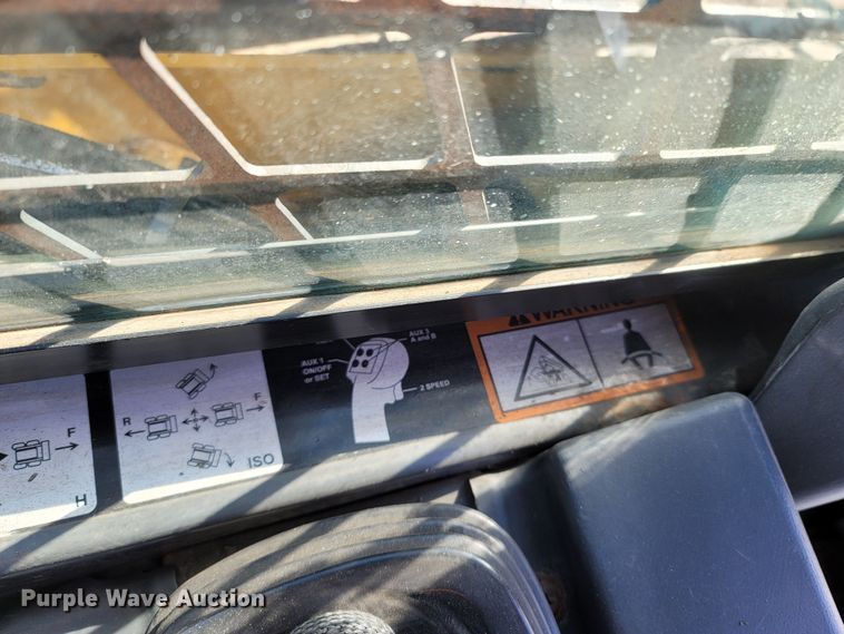 image for item ME9046 2013 John Deere 326E  skid steer loader