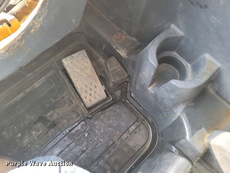 image for item ME9046 2013 John Deere 326E  skid steer loader