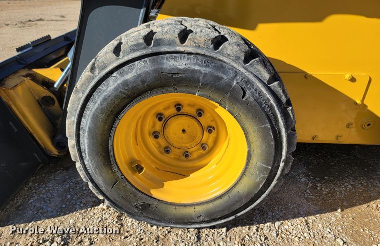 image for item ME9046 2013 John Deere 326E  skid steer loader