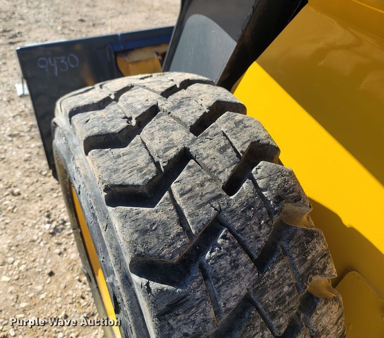 image for item ME9046 2013 John Deere 326E  skid steer loader