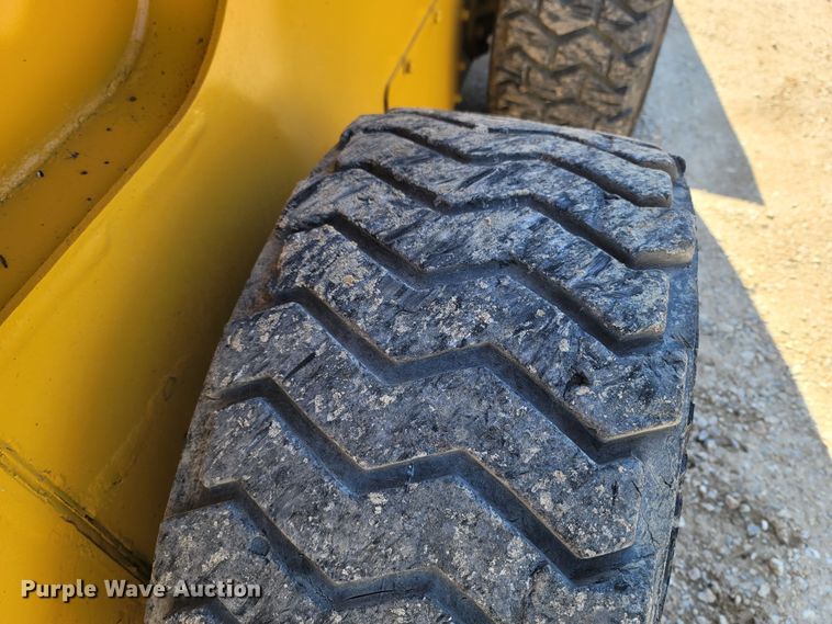 image for item ME9046 2013 John Deere 326E  skid steer loader