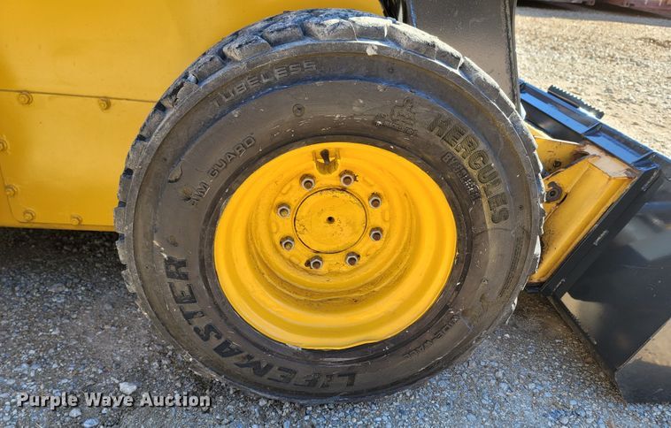 image for item ME9046 2013 John Deere 326E  skid steer loader