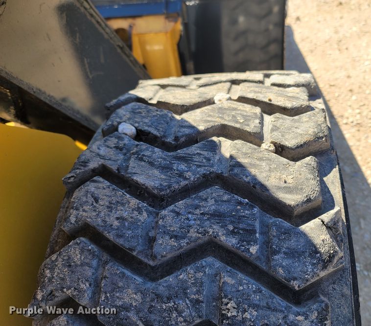 image for item ME9046 2013 John Deere 326E  skid steer loader