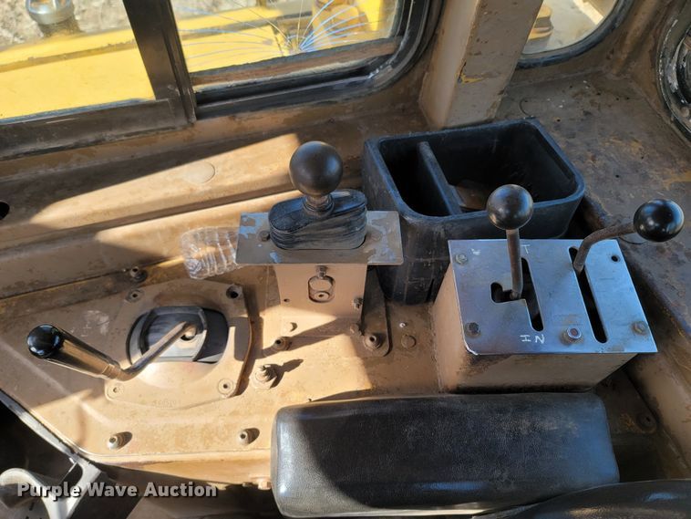 image for item ME9049 1987 Caterpillar D6H Series II  dozer