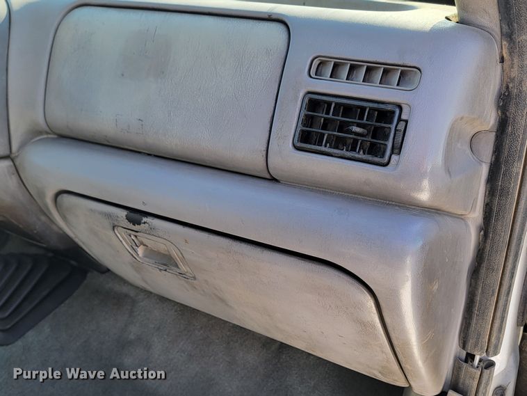 image for item ME9768 2000 Ford F550 Super Duty XL  utility / service truck