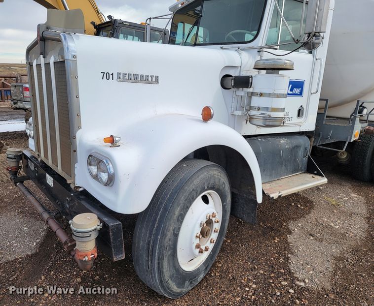 image for item ME9788 1972 Kenworth W925  tank truck