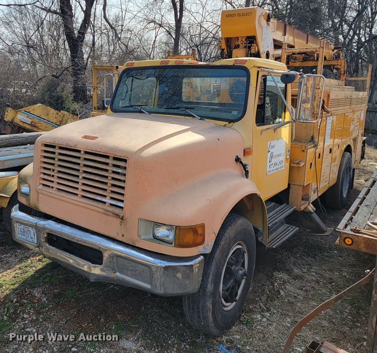 image for item MH9646 1997 International 4900  digger derrick truck