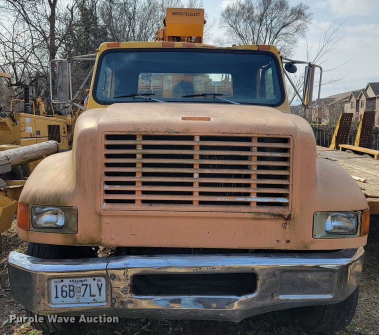 image for item MH9646 1997 International 4900  digger derrick truck