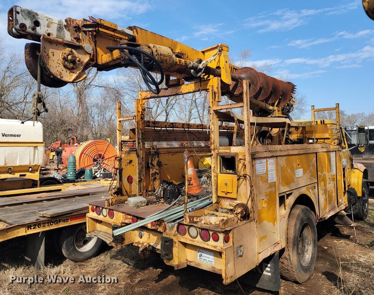image for item MH9646 1997 International 4900  digger derrick truck