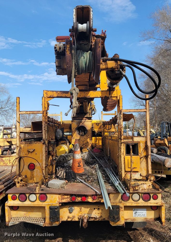 image for item MH9646 1997 International 4900  digger derrick truck