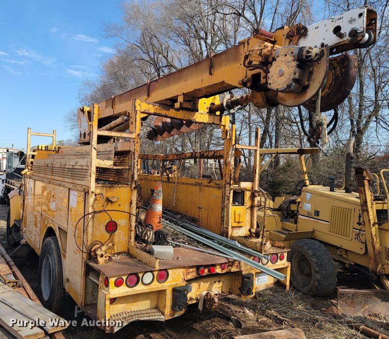 image for item MH9646 1997 International 4900  digger derrick truck