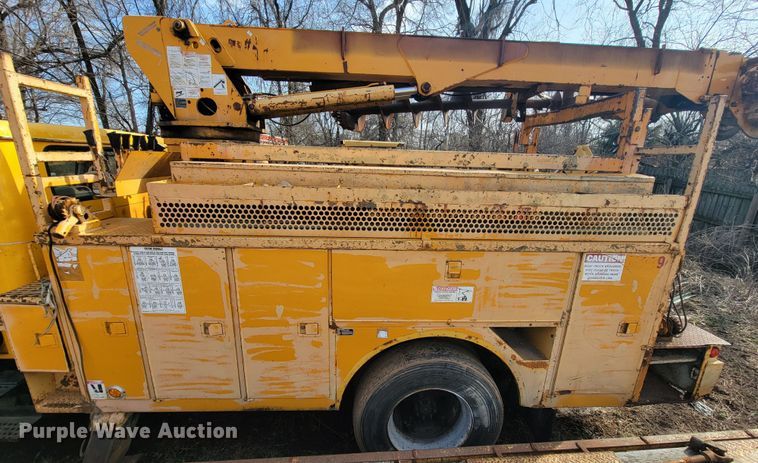 image for item MH9646 1997 International 4900  digger derrick truck