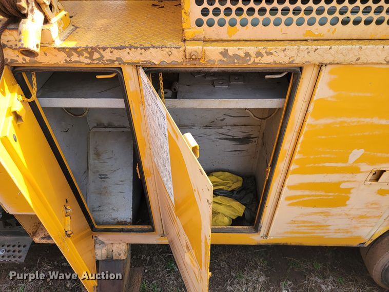 image for item MH9646 1997 International 4900  digger derrick truck