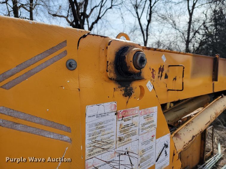 image for item MH9646 1997 International 4900  digger derrick truck