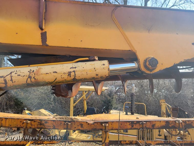 image for item MH9646 1997 International 4900  digger derrick truck