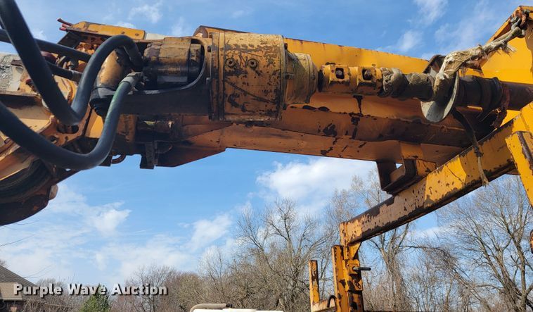 image for item MH9646 1997 International 4900  digger derrick truck