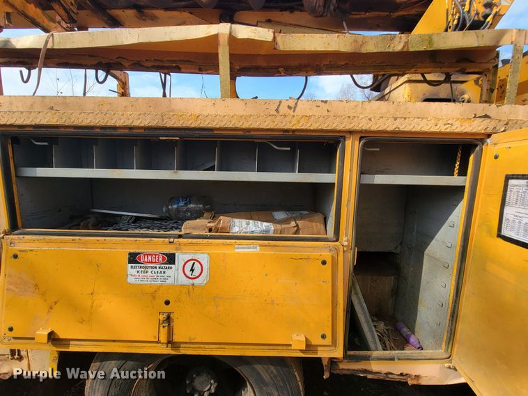 image for item MH9646 1997 International 4900  digger derrick truck