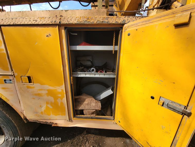 image for item MH9646 1997 International 4900  digger derrick truck