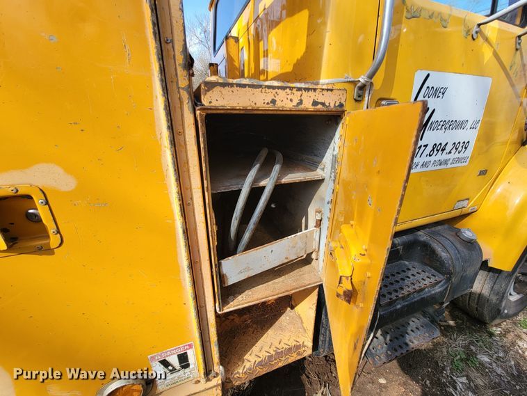 image for item MH9646 1997 International 4900  digger derrick truck