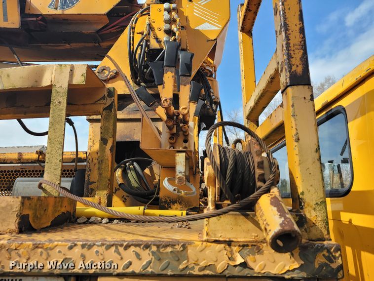 image for item MH9646 1997 International 4900  digger derrick truck