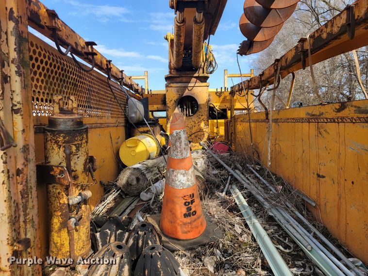 image for item MH9646 1997 International 4900  digger derrick truck