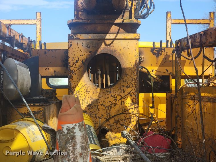 image for item MH9646 1997 International 4900  digger derrick truck