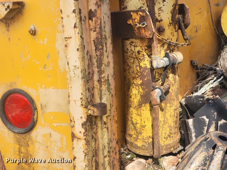 image for item MH9646 1997 International 4900  digger derrick truck